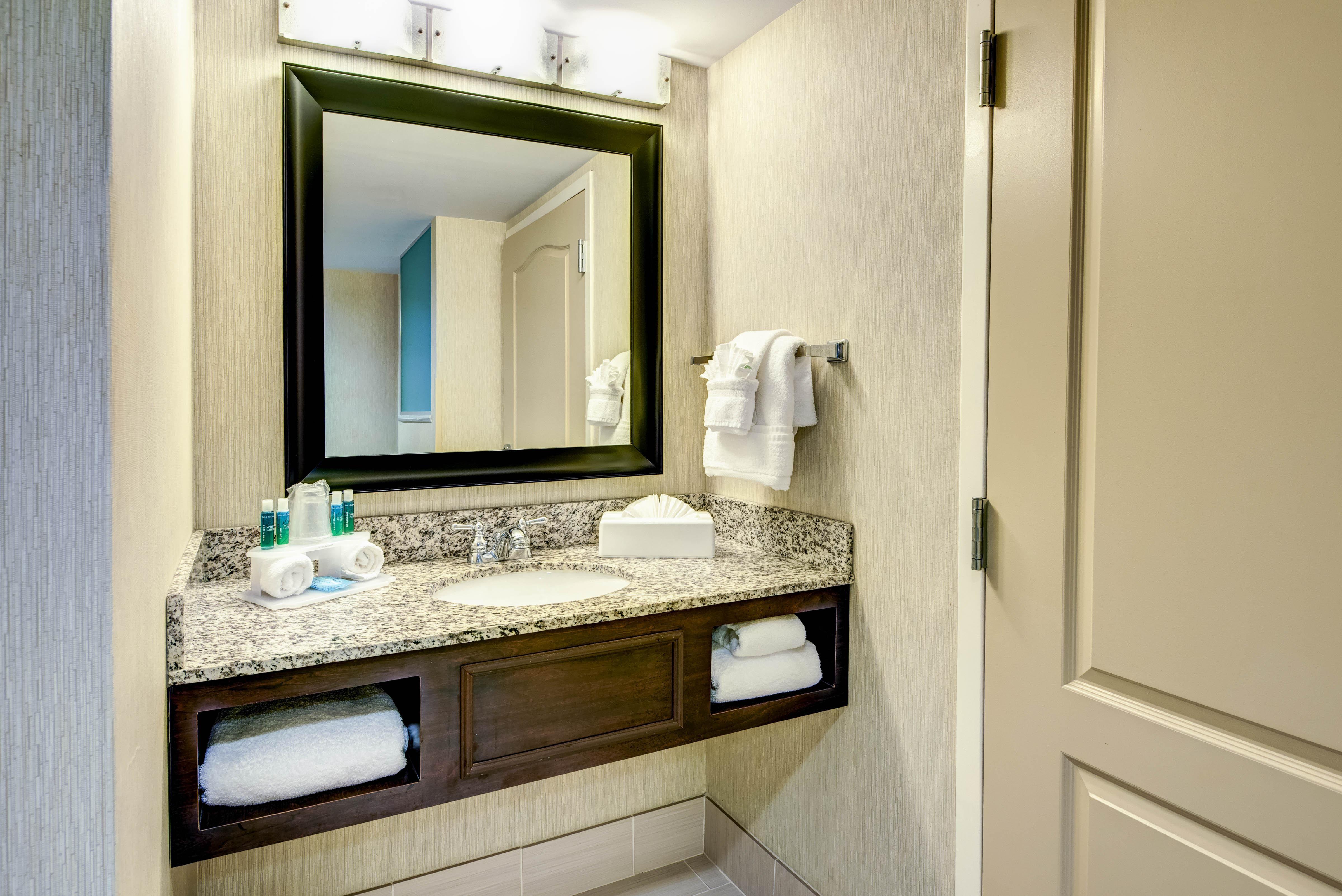 Holiday Inn Express - Neptune By Ihg Exteriör bild
